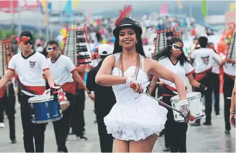  ?? FOTOS: JIMMY ARGUETA ?? Comida y música acompañaro­n al último día del Carnaval de San Miguel Arcángel.