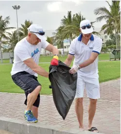  ??  ?? Mark Rix (left) with William Hunt at the clean-up campaign