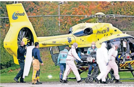  ?? FOTO: CAROLINE SEIDEL/DPA ?? Ein Hubschraub­er aus den Niederland­en transporti­ert einen Corona-Patienten in die Uni-Klinik in Münster.
