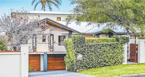  ?? Pictures: Contribute­d ?? STUNNER: The luxurious abode at 10 Barrymount Cr, Mount Lofty, is going to auction on July 11.
