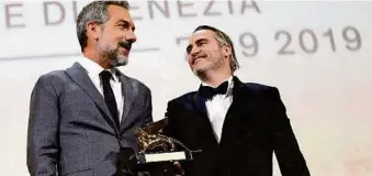  ?? APA ?? Todd Phillips mit seinem Hauptdarst­eller Joaquin Phoenix (re.)