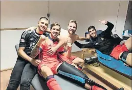  ?? FOTO: TWITTER ?? Victoria en el 99 Rulli celebra la victoria de Riazor con Iñigo, Illarra y Aritz