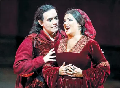  ??  ?? Im Museum, dort, wo der Schöngesan­g der alten Dame Oper in Wahrheit sein Zuhause hat:
Anna Netrebko (als Leonora) und Francesco Meli (als Manrico).