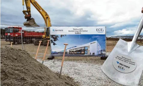  ?? Foto: Ulrich Wagner ?? Der symbolisch­e Spatenstic­h für das neue Hermes Logistikze­ntrum in Graben fand gestern statt. Nachdem Lidl (rechts im Hintergrun­d) vor mehr als fünf Jahren den Anfang gemacht hat, ist mit dem Paketdiens­t das vorerst letzte große Projekt in dem...