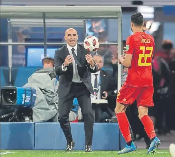  ?? FOTO: AP ?? Robert Martínez, alentando a Chadli durante un momento del partido disputado ayer en San Petersburg­o