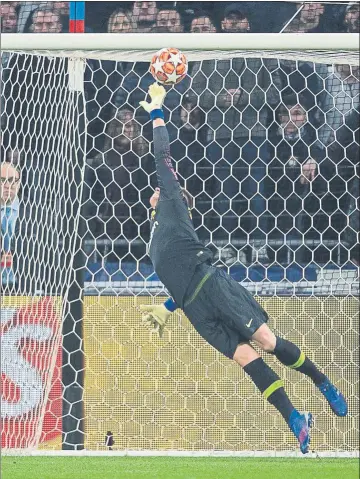  ?? FOTO: PERE PUNTÍ ?? Otro vuelo salvador Ter Stegen evitó con esta parada que el Lyon se adelantara tras un chut de Terrier