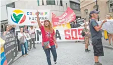  ??  ?? Manifestac­ión afuera de la BBC, en Londres, contra el asesinato de líderes sociales en Colombia.