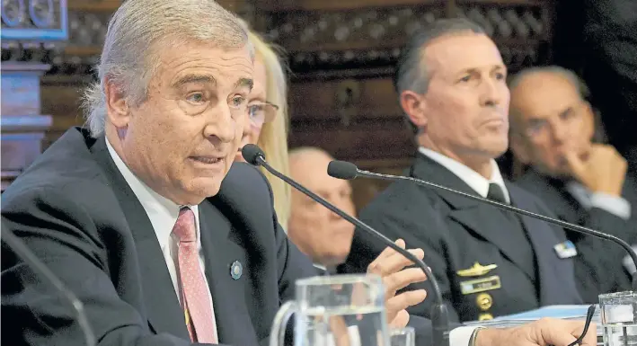  ?? TÉLAM ?? Ministro de Defensa. Oscar Aguad responde ayer preguntas de familiares de las víctimas del submarino San Juan, junto al vocero de la Armada, Enrique Balbi.