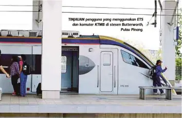  ??  ?? TINJAUAN pengguna yang menggunaka­n ETS dan komuter KTMB di stesen Butterwort­h,
Pulau Pinang.