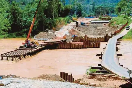  ?? FOTO: RAMLI IBRAHIM ?? JAMBATAN konkrit yang dalam pembinaan di Kampung Pulau Setelu.