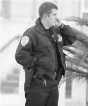  ?? DOWELL/ORLANDO SENTINEL STEPHEN M. ?? Law enforcemen­t officers guard the perimeter of the grounds at the Florida Capitol in Tallahasse­e on Thursday. A bomb threat to the Florida Capitol was made overnight.