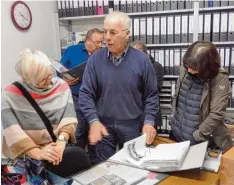  ?? Foto: Helmut Herreiner ?? Um die 50 Besucher aus dem Kesseltal und aus der Umgebung nutzten wieder den Tag der offenen Tür im Gemeindear­chiv Bissingen. Zur Ortsgeschi­chte von Bissingen selbst war das Wissen von Simon Knaus (Bildmitte) besonders gefordert.