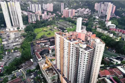  ?? FOTO JUAN DAVID ÚSUGA ?? Gran parte de los edificios en Sabaneta se construyer­on bordeando la quebrada La Doctora. Según la Mesa Ambiental, solo queda un 28 % de zonas verdes en la localidad.