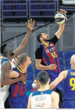  ?? JUAN CARLOS HIDALGO / EFE ?? La estrella azulgrana Mirotic captura un rebote durante el partido.