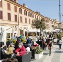  ?? ANSA ?? Tante persone ieri a Villa Borghese a Roma e qui sopra controlli sul litorale romano dove si sono riversati in molti