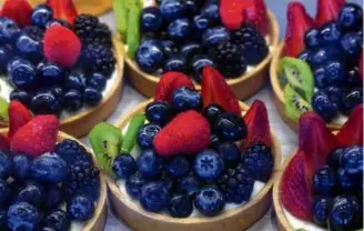  ?? PHOTOS BY LANE TURNER/GLOBE STAFF ?? Tarts in the display case at Mia’s Brooklyn Bakery on The Street Chestnut Hill. Below: Greek salad, fruit Napoleon, and vanilla eclair.