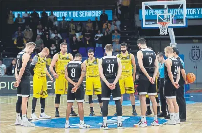  ?? FOTO: EFE ?? Minuto de silencio de los jugadores del Iberostar Tenerife y del VEF Riga en memoria de Kobe Bryant