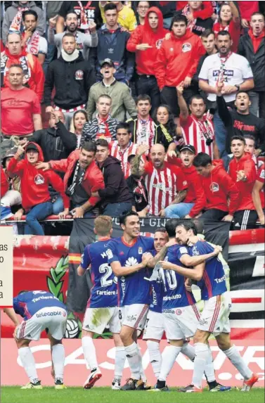  ??  ?? EL EMPATE. Los jugadores del Real Oviedo celebran el gol conseguido por Toché..