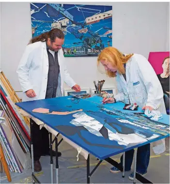  ?? FOTO: IRIS MAURER ?? Das Künstlerpa­ar Arne Menzel und Julia Aatz teilt sich ein Atelier im Kuba. Die beiden haben ihr erstes gemeinsame­s Gemälde geschaffen.