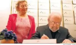  ?? JOSÉ RAMÓN LADRA ?? Bonald firma en el libro de honor de Instituto Cervantes, en 2010.