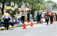  ??  ?? Policías capitalino­s implementa­ron un operativo en la colonia Peñón de los Baños para evitar enfrentami­entos entre taxistas y recuperar vialidades.