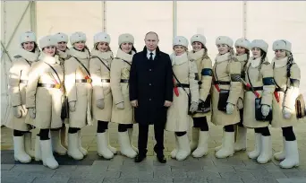  ??  ?? Il presidente russo, Vladimir Putin (65 anni), nella foto commemorat­iva del 75esimo anniversar­io della battaglia di Stalingrad­o