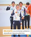  ?? ?? EN LO ALTO. Los ciclistas subieron al podio en Aguascalie­ntes.