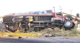  ??  ?? En el camión torton viajaban peregrinos originario­s de Tlalcoteno, Veracruz.