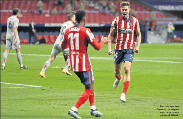  ??  ?? Llorente agradece a Lemar el centro para marcar de cabeza contra el Athletic.