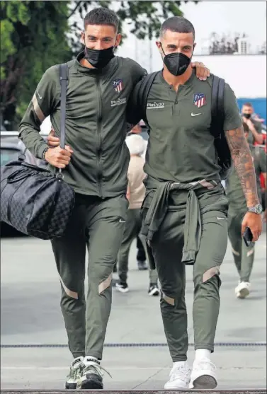  ??  ?? Carrasco y Hermoso, juntos en un desplazami­ento del Atlético.