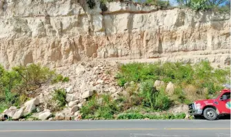  ?? ROSALÍA MALDONADO ?? Algunos fragmentos del cerro, se desprendie­ron ayer