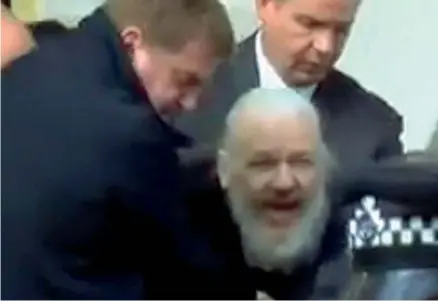  ??  ?? Fermo immagine
A sinistra l’arresto di Assange ieri nel video dell’agenzia Ruptly di proprietà del network russo Russia Today