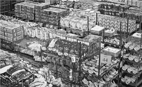  ?? — WP-Bloomberg photo ?? Various food items sit on shelves at one of Peapod’s online distributi­on facility in Lake Zurich, Illinois, in June 2012.