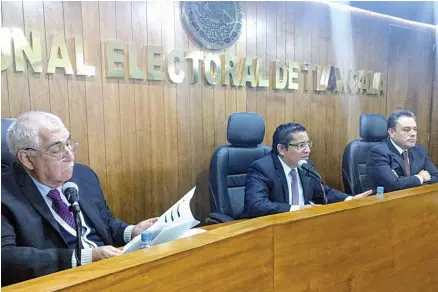  ??  ?? Integrante­s del Tribunal Electoral de Tlaxcala en sesión ordinaria. Mizpah Zamora