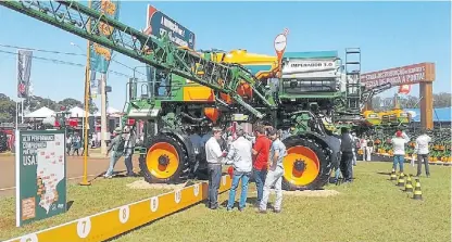  ??  ?? Agrishow. Una máquina Stara., con prestacion­es en el momento de la pulverizac­ión y de la fertilizac­ión.