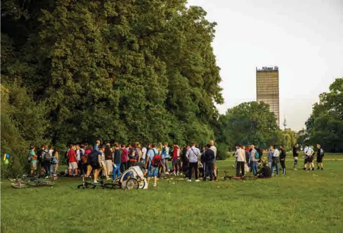  ??  ?? In het Treptower-park zijn de feestgange­rs rond 5 uur zondagocht­end nog lang niet naar huis.