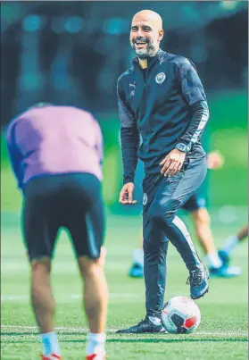  ?? FOTO: CITY ?? Guardiola, sonriente, en un entrenamie­nto de esta semana