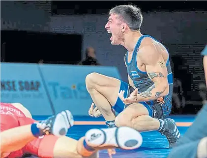  ?? UNITED WORLD WRESTLING ?? A Tokio. Destribats festeja su clasificac­ión al vencer a Zain Retherford (EE.UU.).