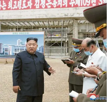  ?? Foto: KCNA, dpa ?? Nordkoreas Machthaber Kim Jong Un kann die Corona-gefahr nicht mehr verleugnen.