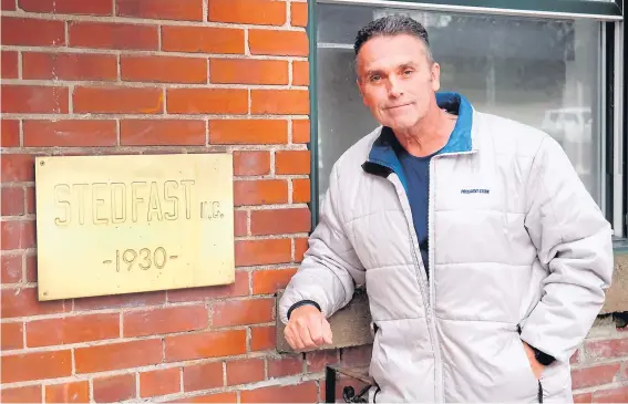  ?? — LA VOIX DE L’EST, ALAIN DION ?? Sylvain Tétreault a travaillé 45 ans à la Stedfast, une entreprise industriel­le solidement enracinée à Granby.