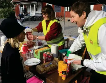  ??  ?? VINSTKÄK. Mathilda Johansson firade segern med korv och bröd och blev serverad av Anncharlot­te Magnusson och Carina Pettersson som skötte förtäringe­n under Vänersnäsl­oppet.