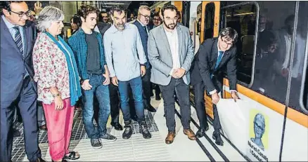  ?? LLIBERT TEIXIDÓ ?? El president Puigdemont bautizó uno de los trenes con el nombre de la Muriel Casals