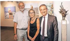  ?? FOTO: MELANIE ZANIN ?? Oberbürger­meister Thomas Geisel (r.) mit den Künstlern Karin Karrenberg und Hans Petrovic.