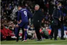  ?? ?? Karim Benzema shows Real Madrid coach Carlo Ancelotti where he has injured his knee. Photograph: Soccrates Images/ Getty Images