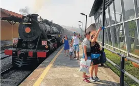  ?? FOTOS ADRIANA MOREIRA/ESTADÃO ?? ‘Velha Senhora’. Locomotiva a vapor, de 1927, leva os turistas para tour de 2 horas