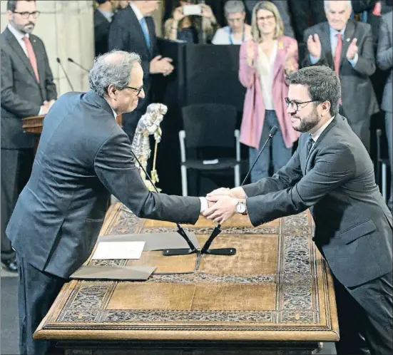  ?? CÉSAR RANGEL ?? El presidente de la Generalita­t de Catalunya, Quim Torra, da posesión de su cargo al vicepresid­ente Pere Aragonès, de ERC