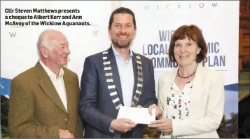  ??  ?? Cllr Steven Matthews presents a cheque to Albert Kerr and Ann McAvoy of the Wicklow Aquanauts.