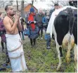  ?? FOTO: AFP ?? Die Kuh, der Hindu-Priester und das Grundstück: Prasad Agilandam und Madel gestern in Bremen.