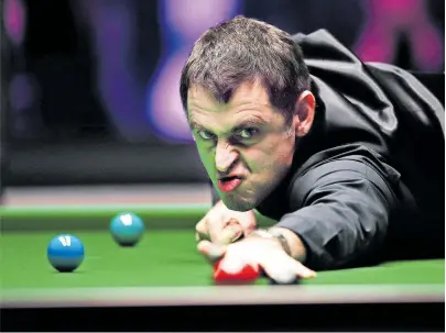  ?? [ Getty Images] ?? Mit Grimassen und genialen Stößen: Snooker-Star Ronnie O’Sullivan ist wieder in seinem Element.