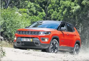  ?? [ Werk] ?? Als Trailhawk kann man den Jeep Compass auch im Gelände gut bewegen.